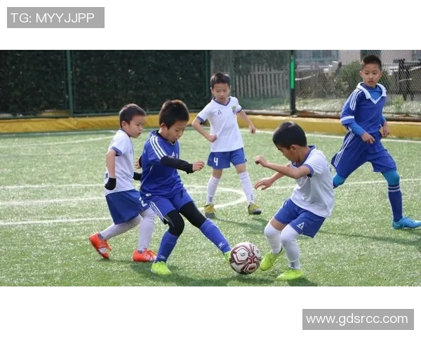 如何绘制小学足球明星的生动形象与精彩瞬间技巧分享