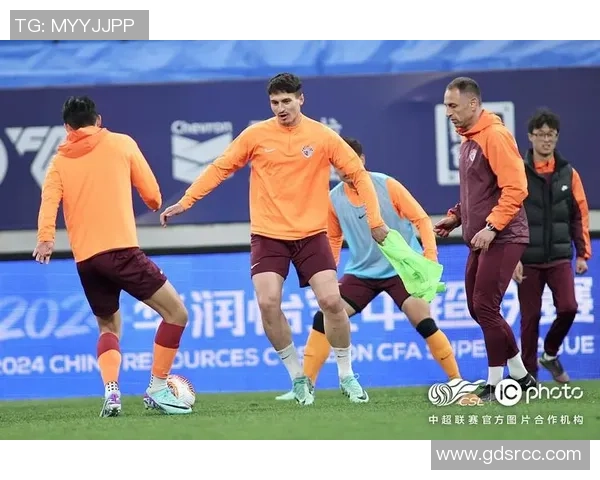 花式足球明星化身老人挑战极限技艺展现不一样的青春活力